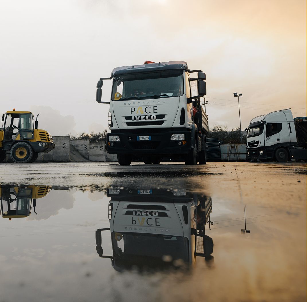 Il camion di Pace nel piazzale del magazzino