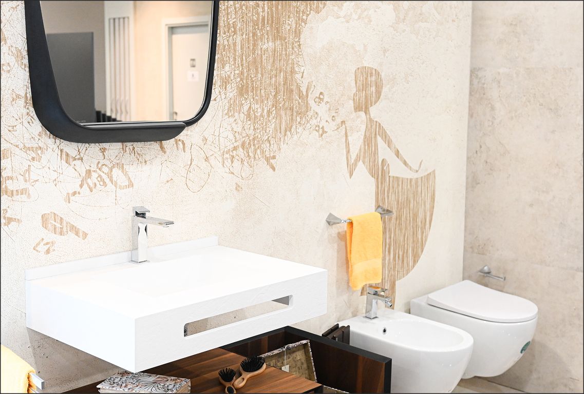 Bagno con sanitari sospesi e carta da parati decorata